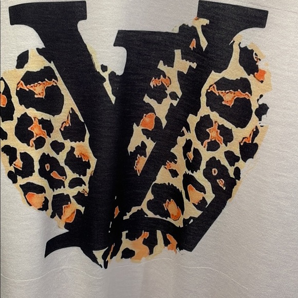 Cute women’s T-shirts. - Picture 2 of 2